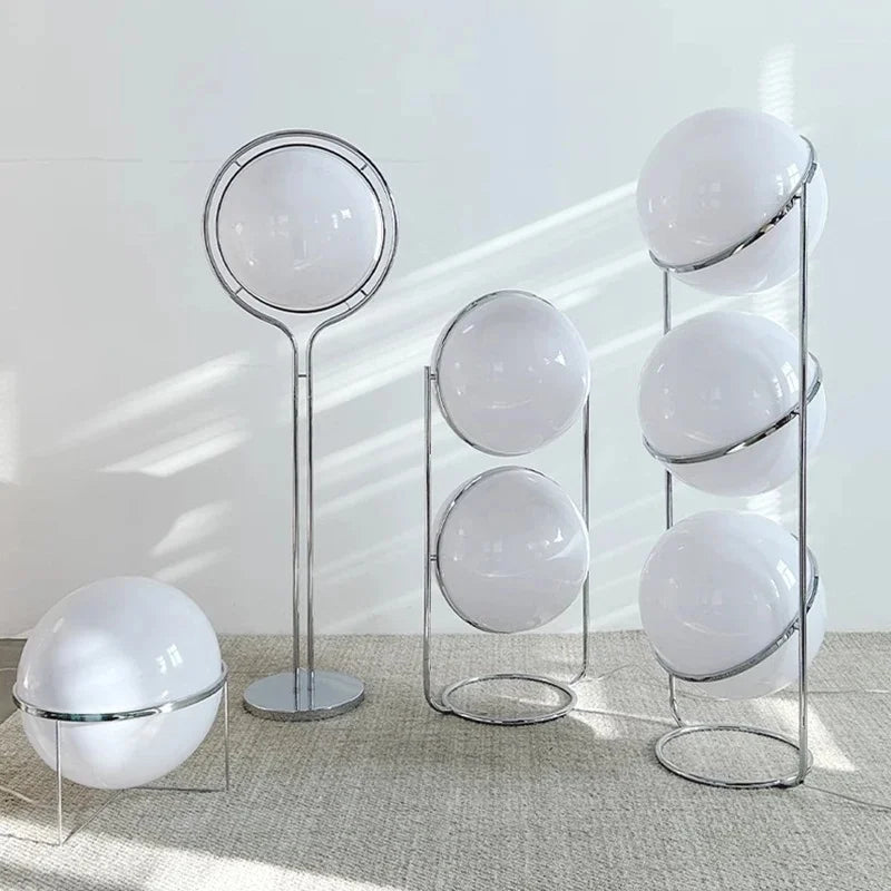 Stehlampe mit Kugel