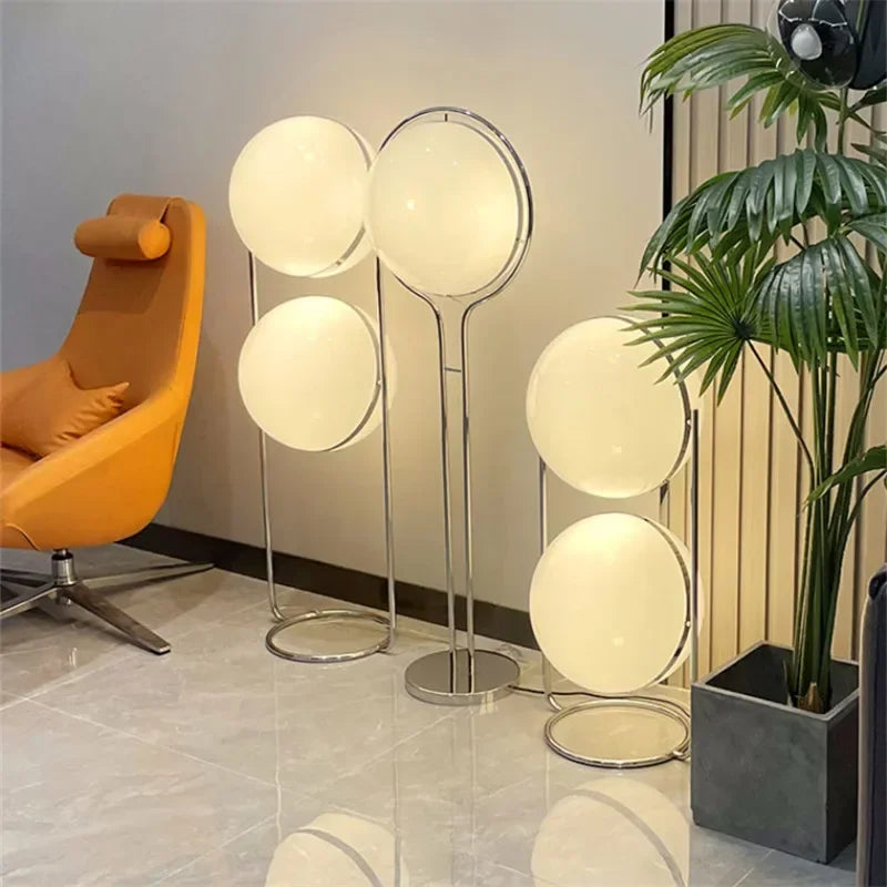 Stehlampe mit Kugel